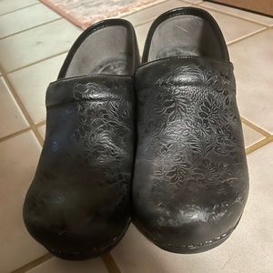 Dansko Womens Clogs size 38 (7.5 women’s)